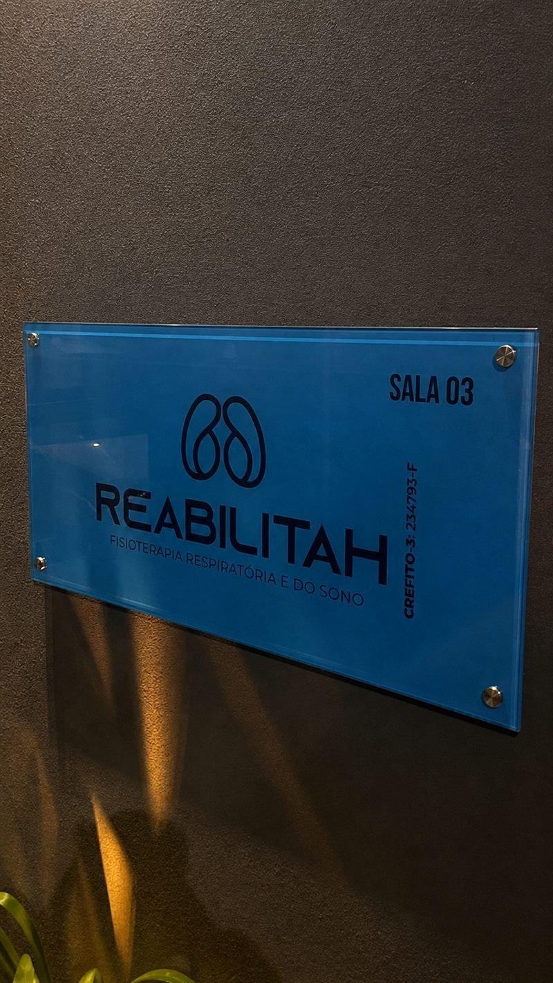 Placa de vidro com adesivo retroverso para empresas